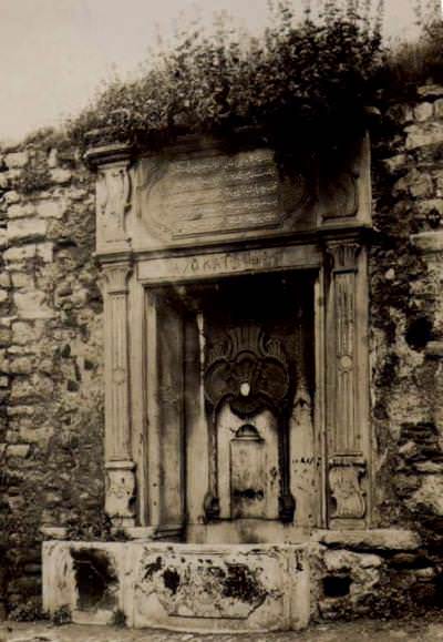 Şah Sultan Çeşmesi / 1936 Hoca Kasım Günani Camii yakınlarında imiş. Günümüze ulaşmamıştır. (Encümen Arşivi)